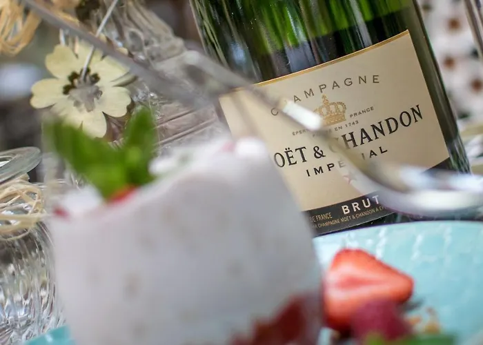 ホテル アトリウム ティハニ